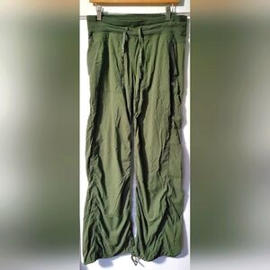 💚🌲Lululemon Dance Studio Pant II Unlined Size 8💚 Rare colour to find.